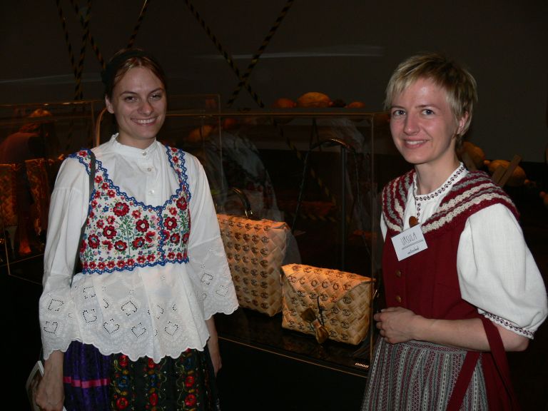 18 magyar és svájci lány svéd táskákkal.jpg