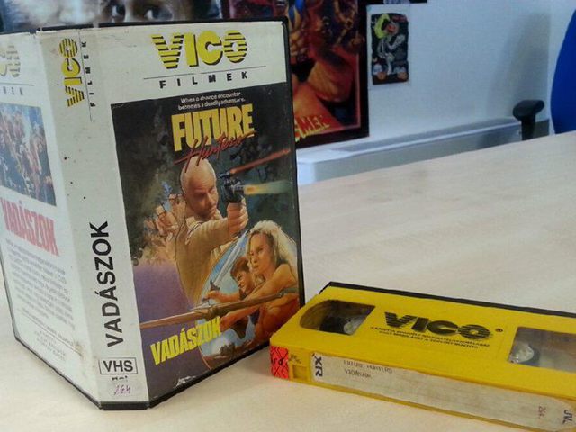 Csukafejes a VHS-kazetták aranykorába: itt a 10 legjobb VICO-film!