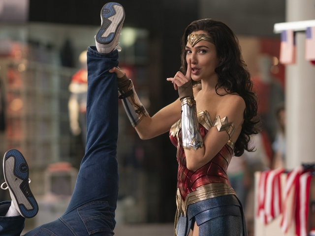 Vidám verekedős videókat villantott a világszép Wonder Woman