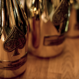 Megkóstoltuk Lakatos Márkkal a világ legjobb pezsgőjét!