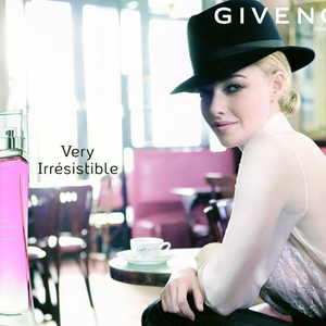 Amanda Seyfried a Givenchy arc