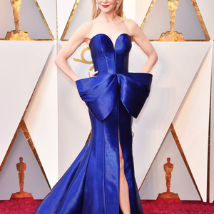 Nicole Kidman kék ajándékcsomagnak öltözött és gyönyörű volt
