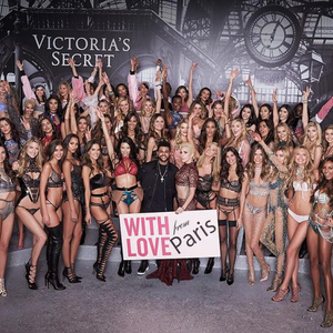 Párizsi sikk és szexi vonalak: a tegnapi Victoria's Secret show első képei