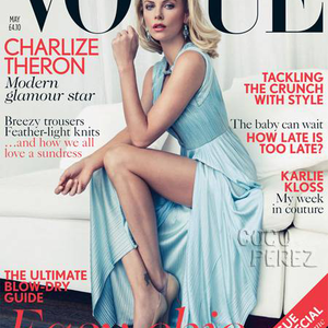 Charlize Theron lábat villant