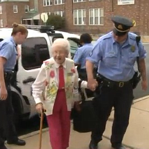 A 102 éves nénit letartóztatták és még örült is neki