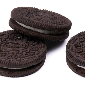 Oreo és eper együtt, ráadásul sütés nélküli tortában? Igen!