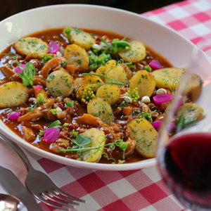 Vidám vasárnap az ebédlőasztal mellett. De hol is?