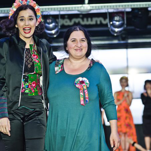 Színésznők Romani design ruhákban a kifutón, végre öröm a deszkákon!