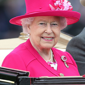 II, Erzsébet fenséges kalapjai