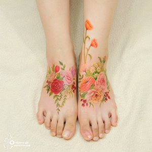 Virágos tetoválások, mintha vízfestékkel festették volna őket