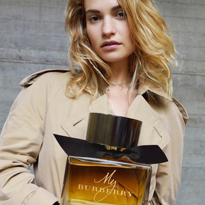 Lily James újra Burberry