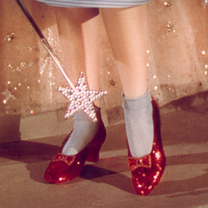Dorothy topánja kalapács alatt
