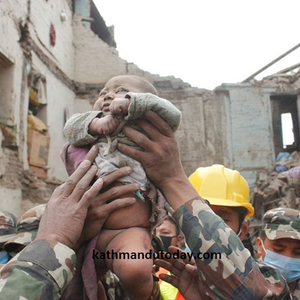 Egy 4 hónapos csecsemőt találtak élve a romok alatt Nepálban!