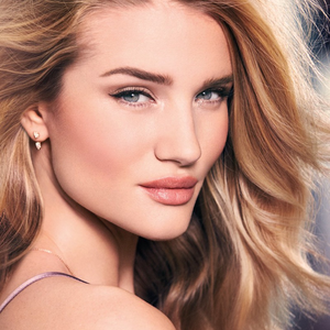 Rosie Huntington-Whiteley saját kollekcióval debütál