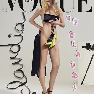 Claudia Schiffer meztelenül a Vogue címlapon