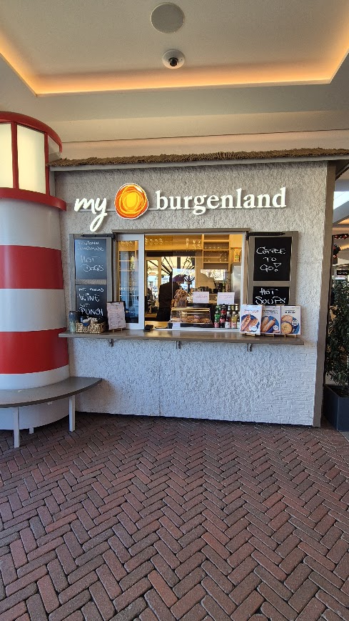 A Visit Burgenland boltja mellett büfé is van, ha megéheznél Parndorfban. Nagyon tudom ajánlani