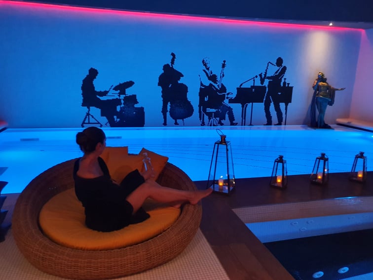 A masszázs és a kis gőz után jöhet az ejtőzés, egy kis vizet iszom, semmi méreganyag! 