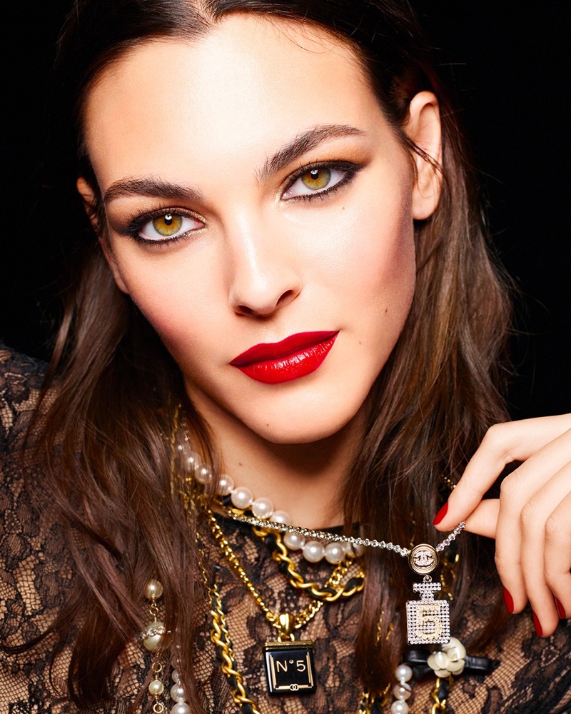 chanel-makeup-holiday-2021-campaign01_1.jpg