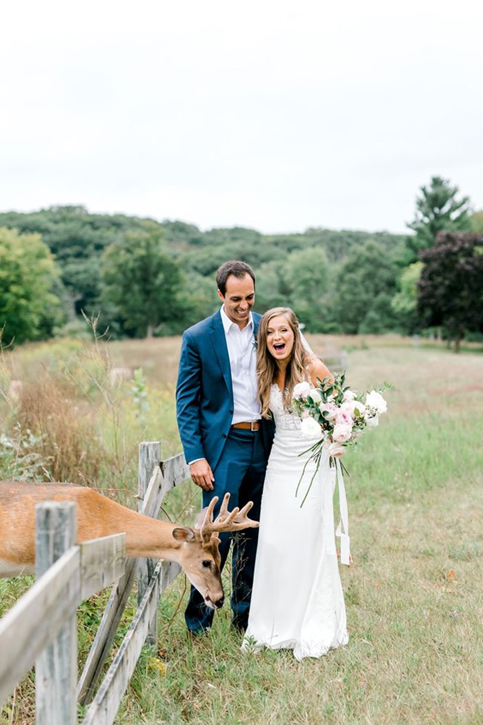 deer-eats-wedding-bouquet-photography-laurenda-marie-1-5d76390158150_700.jpg
