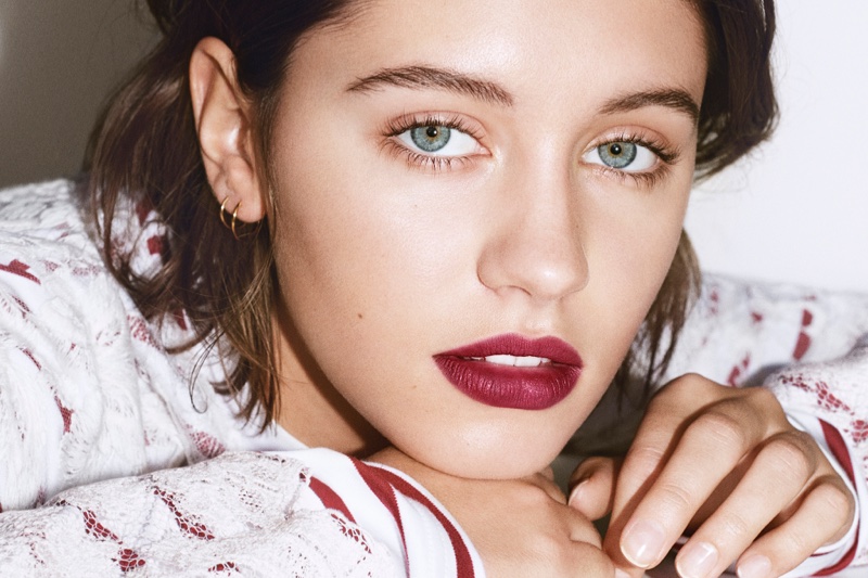 iris-law-burberry-beauty-campaign01.jpg