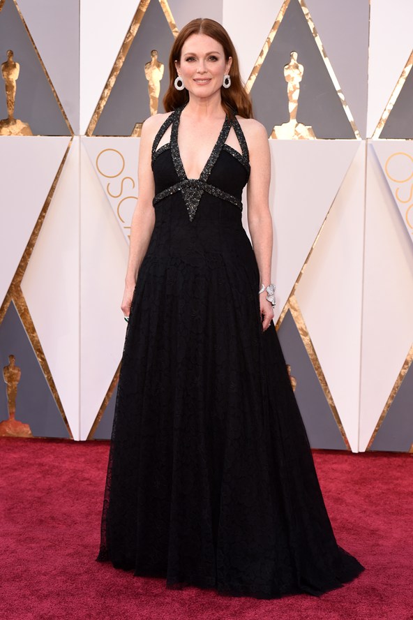 julianne-moore-oscars-2016-red-carpet-vogue-28feb16-rex_b_592x888.jpg