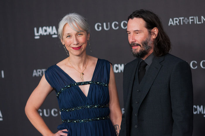 keanu-reeves-alexandra-grant-holding-hands-public-5dc12af475f34_700.jpg