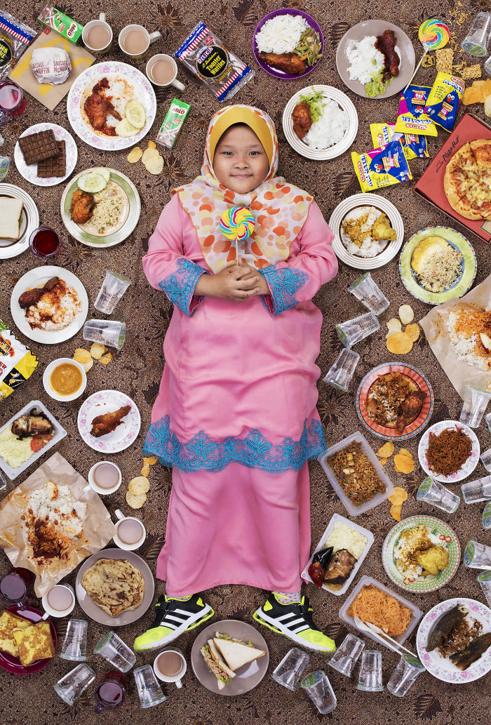 iti Khaliesah Nataliea Muhamad Khairizal Malajziában megőrül a sült tészta illatáért és iPadot szeretne venni, ha sok pénze lesz. 
