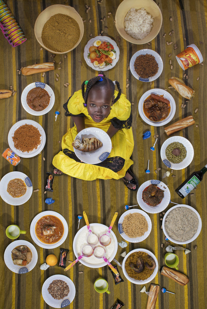 Sira Dakarban él és ő az, akinek nincs mindig elég étel, amit megehet. Így ő annak örül, amit kap. 