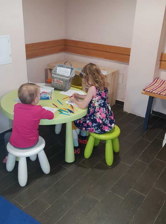 Két falat reggeli után már egy kisebb gyereket oktat az egyik szuper kis rajzolós sarokban az étteremnél. 