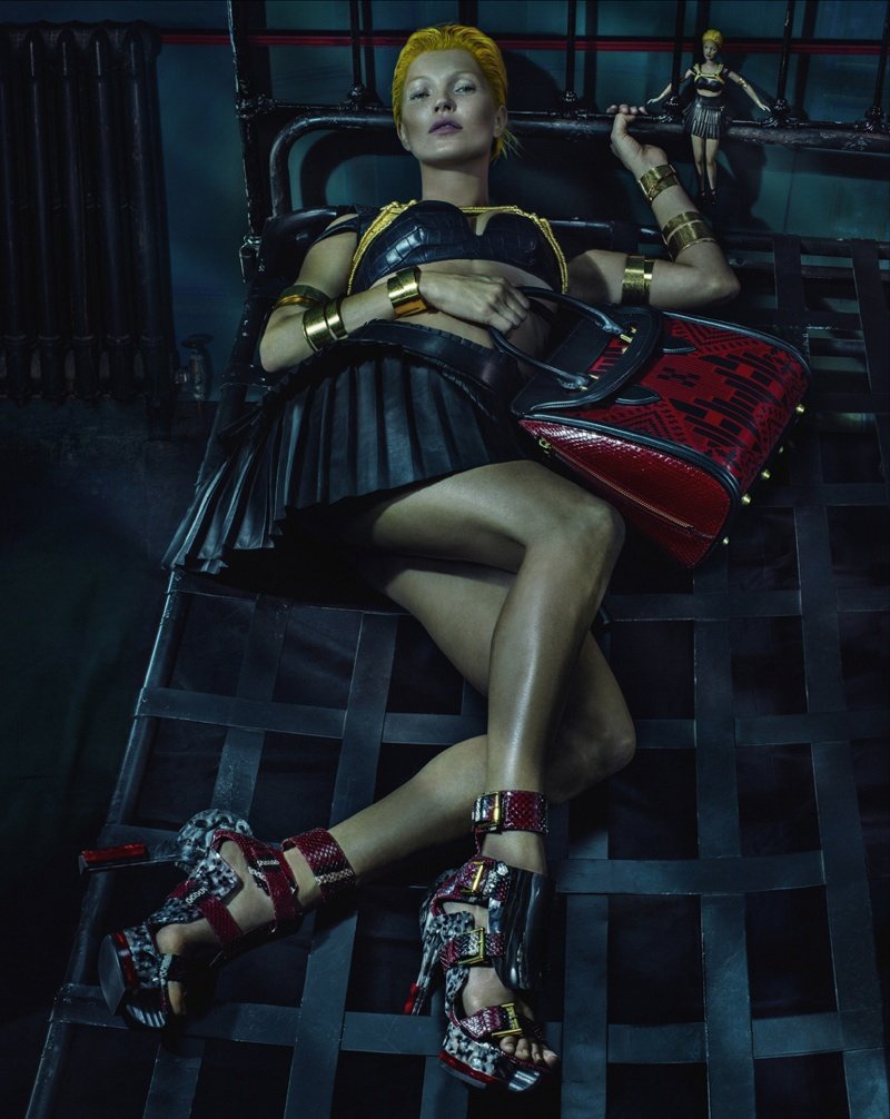 800x1006xalexander-mcqueen-spring-summer-2014-campaign-kate-moss-photos-0007.jpg.pagespeed.ic.-wD-A4zNkM.jpg