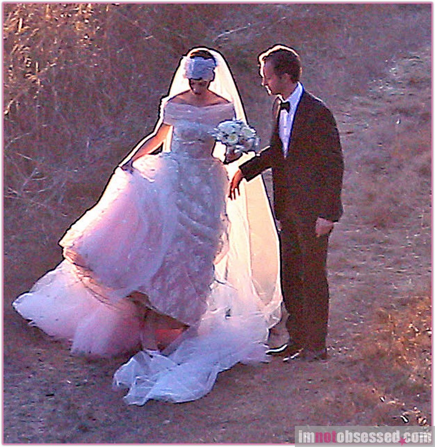 anne-hathaway-wedding_PremiereFF_092912_50902002.jpg