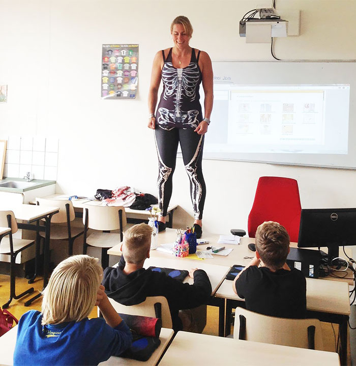 biology-teacher-spandex-anatomy-class-debby-heerkens-groene-hart-4.jpg