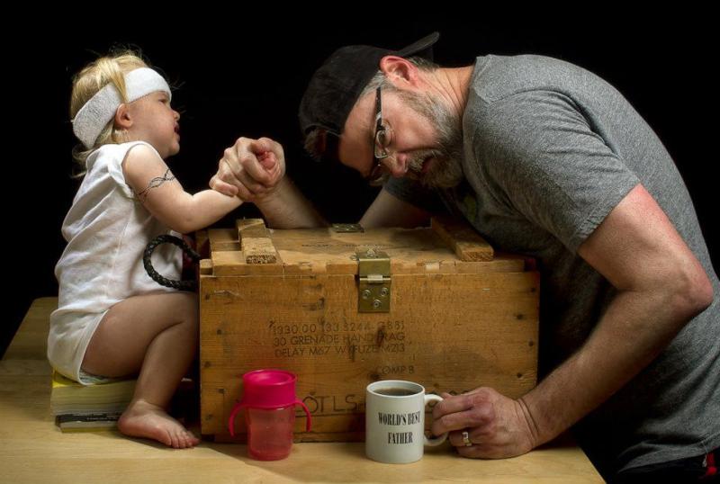 cool-best-father-baby-funny-photography-chicquero-arm-wrestling.jpg