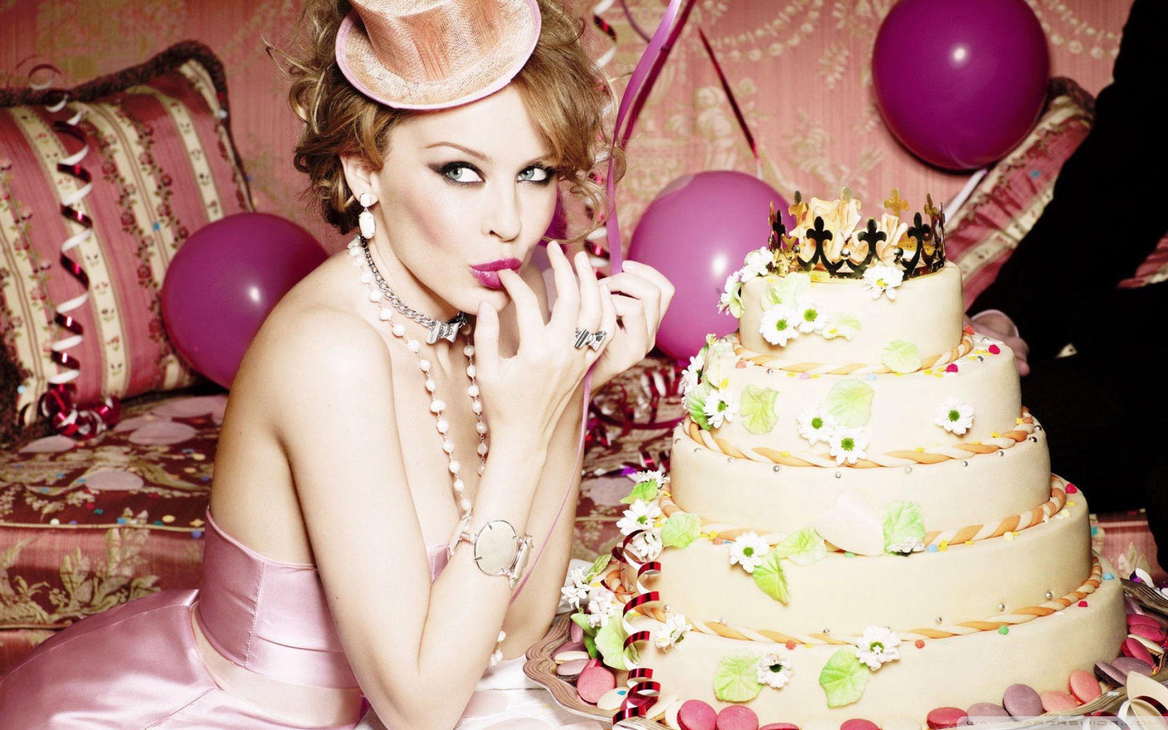 kylie_minogue_birthday-wallpaper-1680x1050.jpg