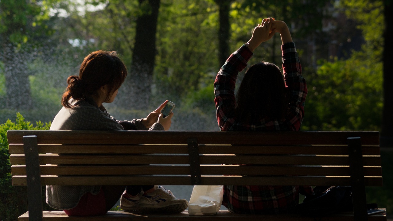 bench-people-smartphone-sun.jpg