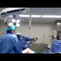 Sebészeti eszköz beragad a páciens térdébe