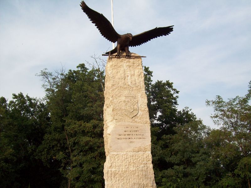 20140907 133 Nyíradony Turul szobor.jpg