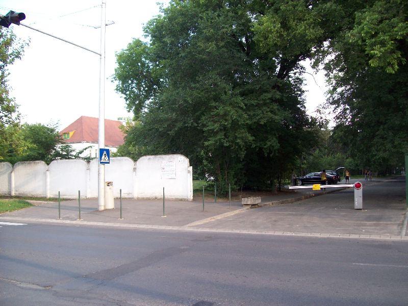 20120726 11 Klinika hátsó bejárat.jpg