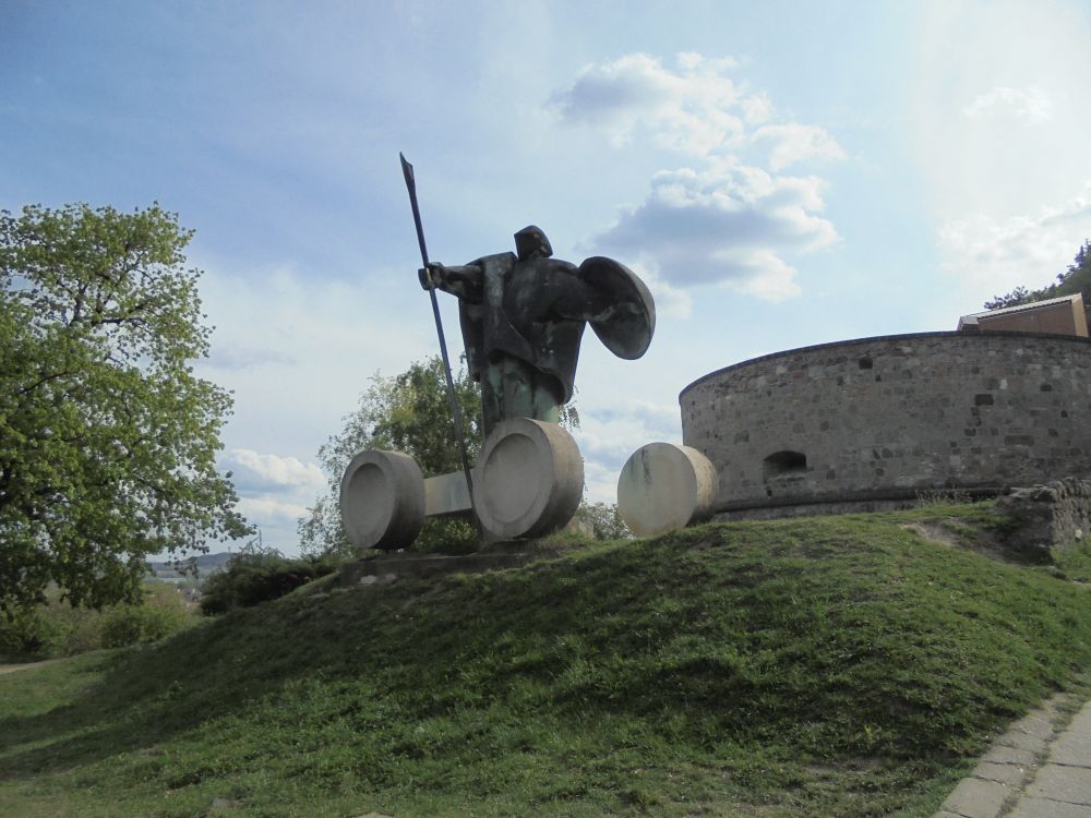 20170416_073_esztergom_varosalapito_vitez_szobra.JPG