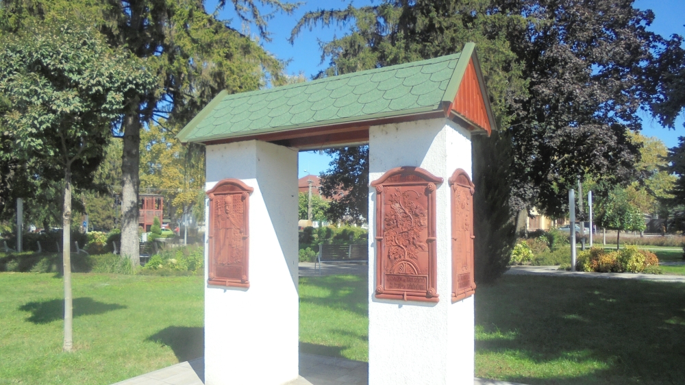 20240921_17_kecel_szolo_es_bor_emlekoszlopa.JPG
