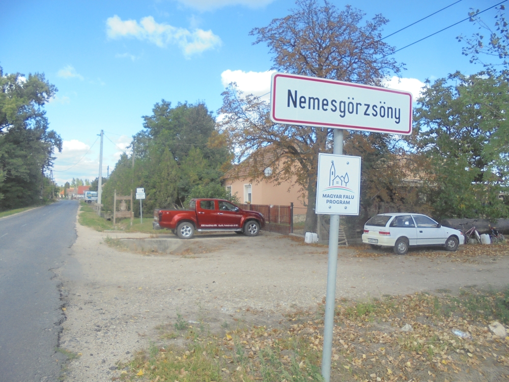 20210921_034_nemesgorzsony_bejarat.JPG