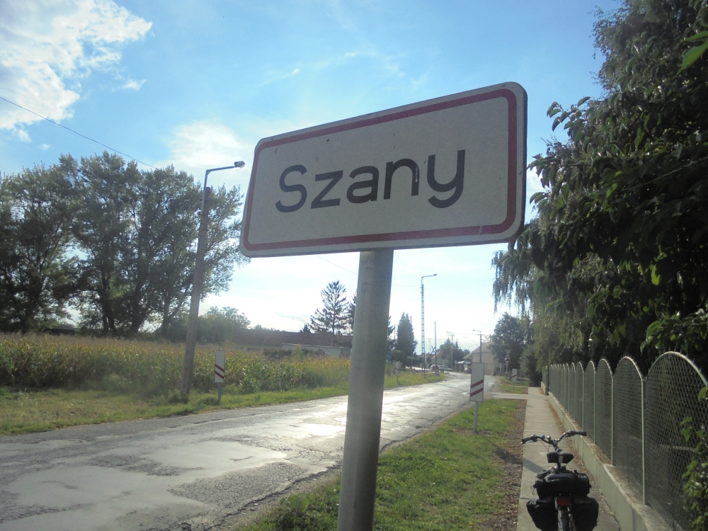 20210921_084_szany_bejarat.JPG