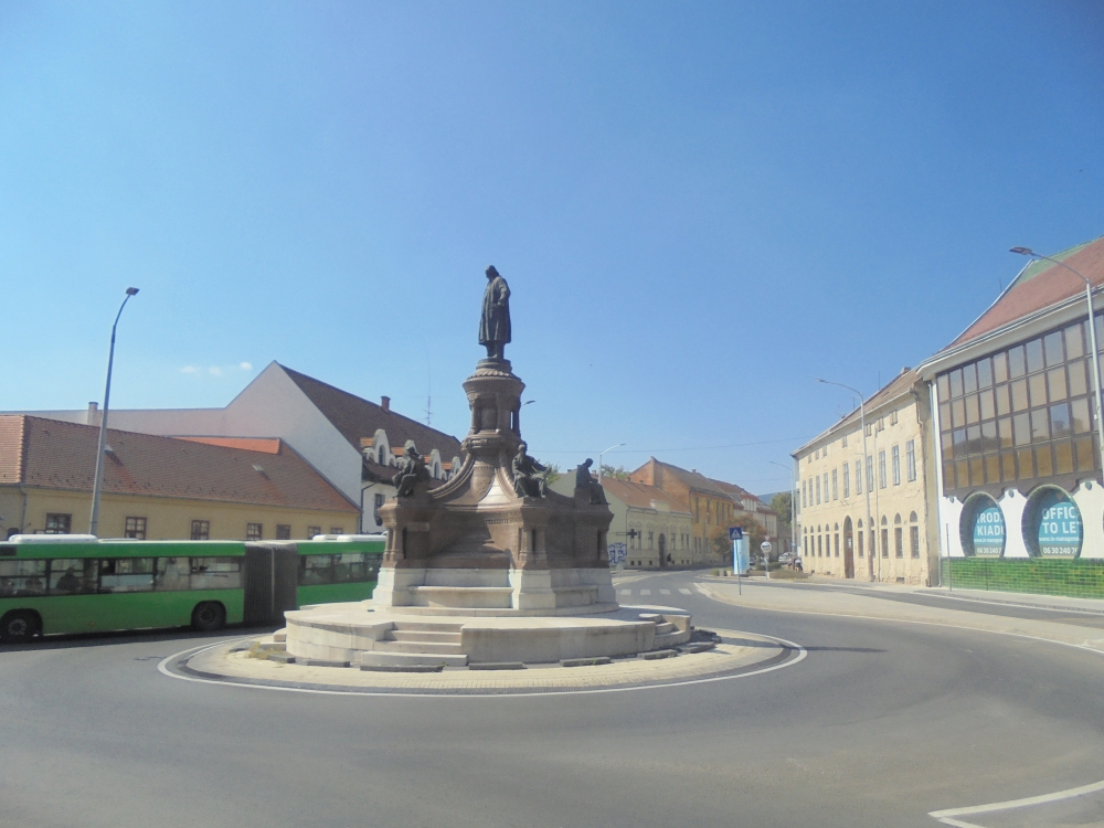 20180918_058_pecs_zsolnay_szobor.JPG