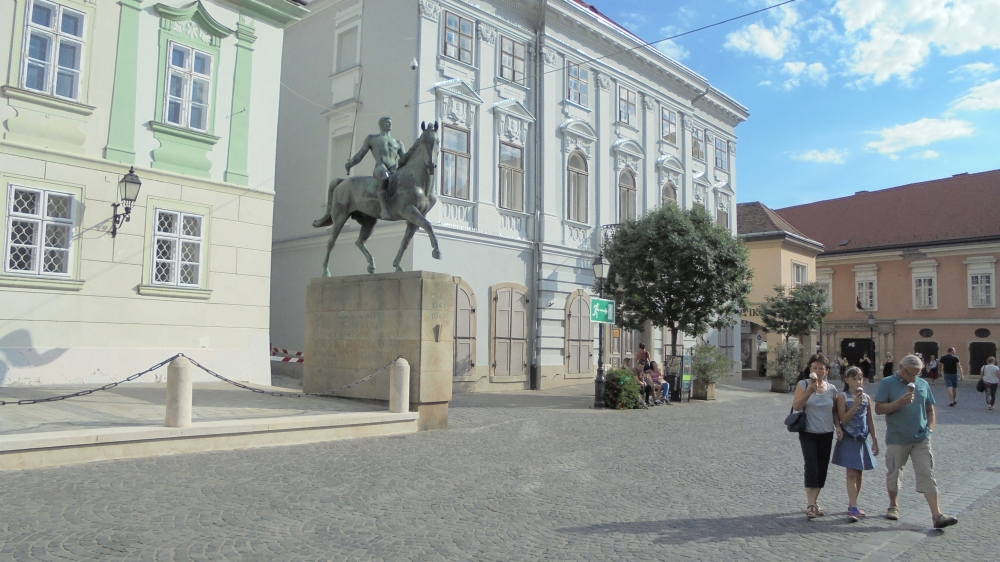 20160709_154_szekesfehervar_10-es_huszarok_szobra.JPG