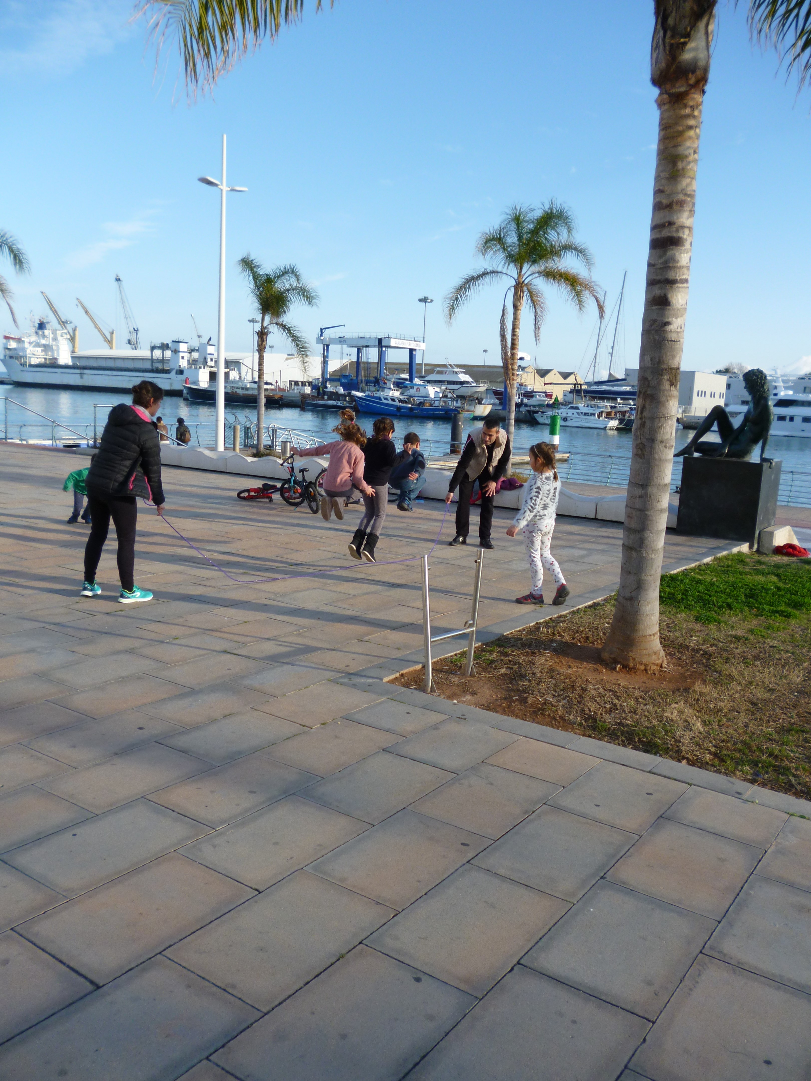 gandia_csalad_ugralokotel.jpg