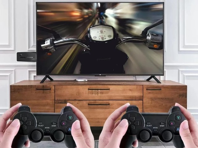 Közvetlenül a HDMI portra köthető a két kontrolleres olcsó játékkonzol