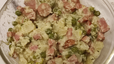 Serpenyős zöldborsós, krumplis étel