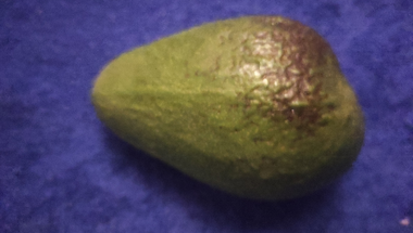 Lilahagymás avokádókrém