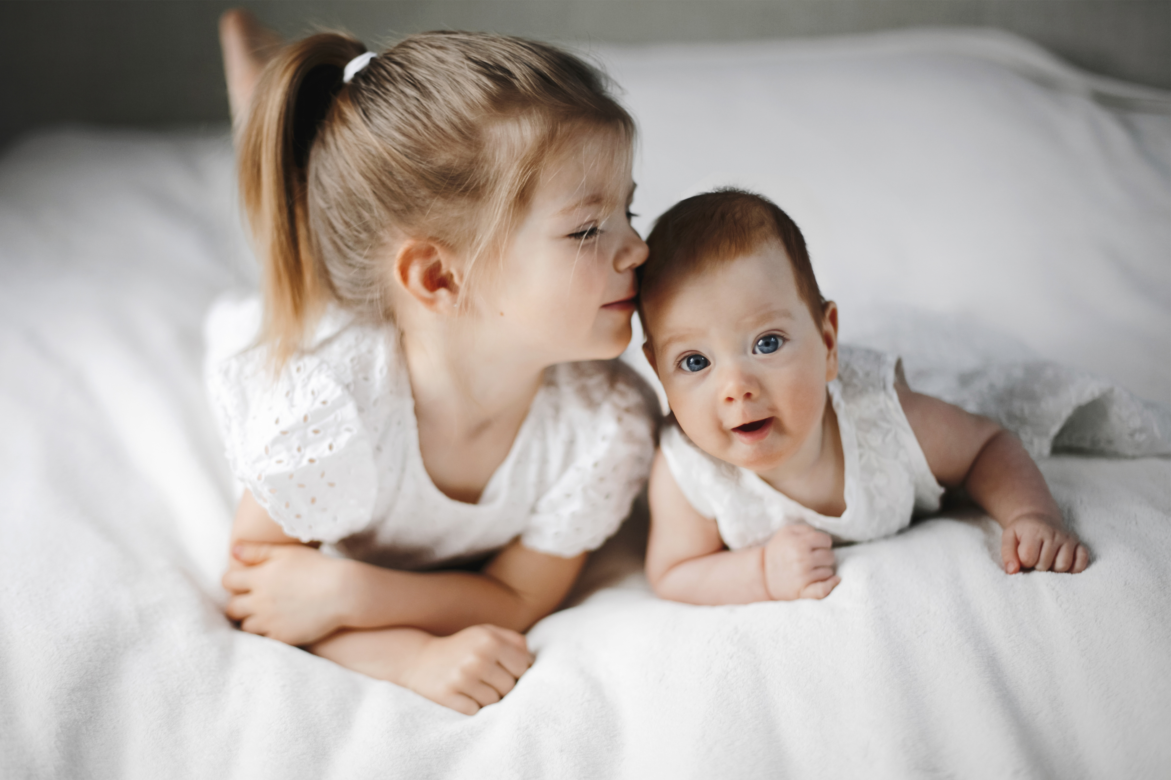 eredeti kép two-little-sisters-are-lying-bellies-dressed-white-cute-dresses.jpg
