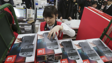 Ezrek sorakoznak a boltok előtt Japánban a Nintendo Switch-ért